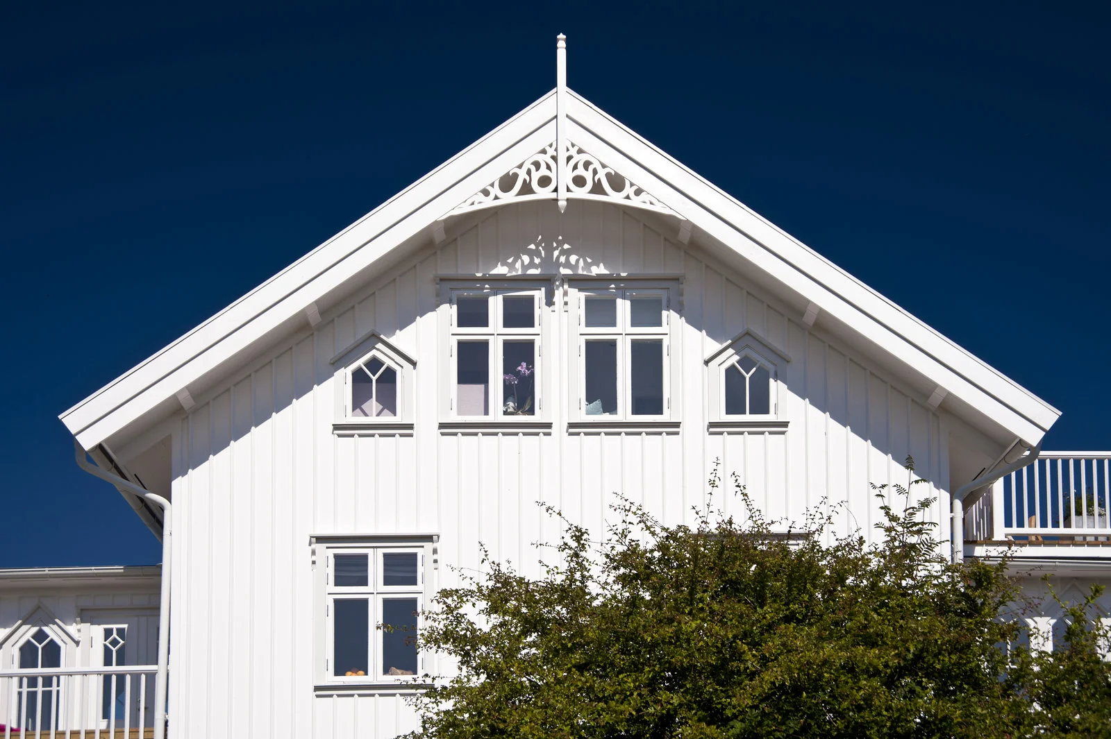 Hantverkare högtryckstvättar fasad